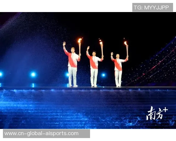 粤港澳三地火炬手接力点着“同心之火” 粤港澳三地火炬手接力点着“同心之火”